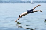 WaPo Bodensee – Ein Wakeboarder ist verunglückt – ohne zu zögern hechtet Jakob Frings (Max König) zu seiner Rettung in den Bodensee.