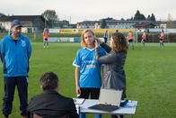 Der Bergdoktor – Fleißig assistiert Lilli (Ronja Forcher, r.) ihrem Vater Martin (Hans Sigl, 2. v. l.) und überprüft unter Aufsicht von Trainer Jannek (Janek Rieke, l.) den Laktatwert der Fußballspielerin Sarah (Luna Jordan, 2. v. r.).