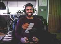 Dead Pixels – Arbeitskollege Russell (David Mumeni) darf auch mitspielen und geht mit seiner Albernheit bald allen auf die Nerven.
