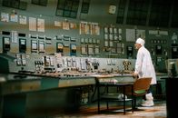 Tschernobyl - Die Katastrophe – Nuklearingenieur Nikolai Steinberg im Kontrollraum von Reaktorblock 3, Tschernobyl. Nikolai Steinberg lebt heute in Israel und setzt sich für die Sicherheit der ukrainischen Kernkraftwerke und ihren Schutz vor russischen Angriffen ein.
