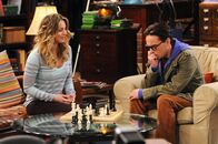 The Big Bang Theory – Leonard (Johnny Galecki, r.) ist verzweifelt - es sieht so aus, als würde ausgerechnet Penny (Kaley Cuoco, l.) ihn im Schach schlagen ...