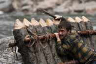 Jungle – Yossi (Daniel Radcliffe) klammert sich alleine an ein Floß, nachdem sein Reisepartner fortgeschwommen ist.
