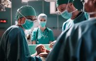In aller Freundschaft – Dr. Kai Hoffmann (Julian Weigend, re.) unterstützt Dr. Ina Schulte (Isabell Gerschke, li.) bei einem Kaiserschnitt. Diese Situation erinnert die beiden an den Tod ihres gemeinsamen Sohnes Adrian.