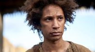 Ronja Räubertochter – Tjegge (Lancelot Ncube) wird nach einem Mundraub bestraft.