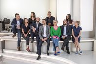 28 Minuten – Moderatoren : Elisabeth Quin (von Montag bis Freitag) und Renaud Dely (Samstags)