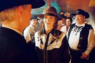 Edel & Starck – Sandra (Rebecca Immanuel) singt im Countryclub, und zwar nur für Felix.