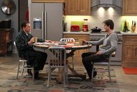 Two and a Half Men – Müssen den Valentinstag gemeinsam verbringen, da ein Sturm aufgezogen ist: Walden (Ashton Kutcher, r.) und Alan (Jon Cryer, l.) ...
