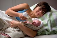 Stilles Tal – Dixie (Sarah Alles) hält glücklich ihr Baby im Arm.