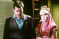 Bezaubernde Jeannie – Larry Hagman (Anthony "Tony" Nelson), Barbara Eden (Jeannie).