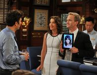 How I Met Your Mother – Robin (Cobie Smulders, M.) und Barney (Neil Patrick Harris, r.) bieten Ted (Josh Radnor, l.) potentielle Dates für ihr Hochzeitswochenende. Doch wird sich der unsichere Junggeselle für die Richtige entscheiden?