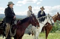 Open Range - Weites Land – Robert Duvall (Boss Spearman, li.), Annette Benning (Sue Barlow), Kevin Costner (Charley Waite).