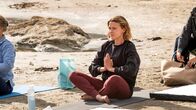 Beyond Paradise – Martha (Sally Bretton) versucht, sich mit Yoga am Strand zu entspannen.