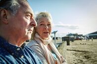 Der Giftanschlag von Salisbury – Stan (Ron Cook) und Caroline Sturgess (Stella Gonet) sind vor dem Ansturm der Presse geflüchtet.