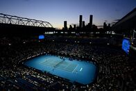 Tennis: Australian Open – Gesamtansicht der Rod Laver Arena während des Einzelspiels der vierten Runde zwischen Taylor Fritz aus den Vereinigten Staaten und Stefanos Tsitsipas aus Griechenland am achten Tag der Australian Open 2022 im Melbourne Park am 24. Januar 2022 in Melbourne, Australien.