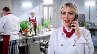 Sturm der Liebe – v.r., mit Antje Hagen, h.M.) ist betroffen, als sie erfährt, dass vielleicht ihr Essen schuld an Maxis Zusammenbruch ist.