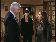 Diagnose: Mord – Vivien (Adrienne Barbeau, M.) und ihre Tochter Amy (Ele Keats, r.) scheinen vor Mark Sloan (Dick Van Dyke, l.) etwas verheimlichen zu wollen.