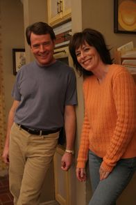Malcolm mittendrin – Obwohl Hal (Bryan Cranston, l.) von der Idee, dass Chad bei Ihnen übernachtet, nicht begeistert ist, erlaubt es Lois (Jane Kaczmarek, r.) ...