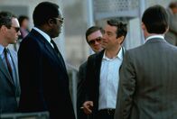 Midnight Run - Fünf Tage bis Mitternacht – FBI-Agent Alonzo Mosely (Yaphet Kotto, 2.v.l.) ist ebenfalls daran interessiert, Mardukas aufzuspüren - ohne die Einmischung von Kopfgeldjäger Jack Walsh (Robert De Niro, 2.v.r.), der die 100.000 Dollar, die ihm für die Ergreifung des Flüchtigen geboten werden, zur Gründung seines kleinen Cafés gut gebrauchen kann ...