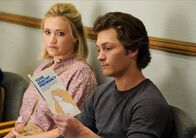Young Sheldon – Mandy (Emily Osment, l.); Georgie Cooper (Montana Jordan, r.)