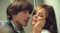 Red Eye – Während ihres Fluges nach Miami lernt Lisa Reisert (Rachel McAdams) ihren charmanten Sitznachbarn Jackson Rippner (Cillian Murphy) näher kennen. Schnell zeigt Jackson sein wahres Gesicht: Er ist ein Auftragskiller und er hat einen Plan, bei dem er Lisas Hilfe braucht.