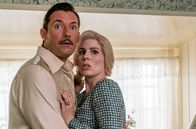 Seebad-Saga – Edward Weyse (Jens Jacob Tychsen, l.) und Helene Aurland (Cecilie Stenspil, r.).