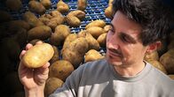 Einstein – Einstein Warum der Klimawandel unsere Kartoffel bedroht Tobias Müller steht in einer Kartoffelproduktionsstätte und hält eine Kartoffel in der Hand. Copyright: SRF