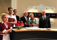 Sturm der Liebe – ARD STURM DER LIEBE FOLGE 1432 Uhr im ERSTEN. Die Fürstenhof-Belegschaft ist schockiert, als sie erfahren, dass Rosalie und Maxim ein gemeinsames Luxus-Hotel planen (v.l.n.r.: Tanja (Judith Hildebrandt), Nils (Florian Stadler), Xaver (Jan van Weyde), Alfons (Sepp Schauer), Hildegard (Antje Hagen) und Werner (Dirk Galuba).