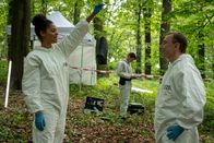 Blutige Anfänger – Ann-Christin (Jane Chirwa) hat am Tatort eine Frauenhandtasche gefunden, die sie stolz ihrem Ausbilder und Kollegen Michael Kelting (Werner Daehn) präsentiert. Handelt es sich um die Tasche des Opfers?