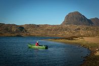 Edie – Edie (Sheila Hancook) überquert auf ihrer Reise zum Suilven in einem Ruderboot einen See in den schottischen Highlands.