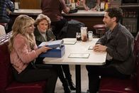 B Positive – (v.l.n.r.) Gina Dabrowski (Annaleigh Ashford); Norma (Linda Lavin); Drew Dunbar (Thomas Middleditch)