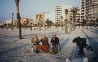 Alltagsgeschichte – "Alltagsgeschichte", "Meine Oma fährt im Winter nach Mallorca." 'Meine Oma fährt im Winter nach Mallorca' ist die Alltagsgeschichte von Elizabeth T.Spira. Ab Dezember, wenn es in der Heimat kalt und ungemütlich wird, fahren tausende Rentner auf die spanischeInsel, um zu überwintern. Sie leben in den großen Hotels an der Südküste, wo ihnen geboten wird, was sie zu Hause kaum noch finden: Gesellschaft, Unterhaltung und Betreuung.