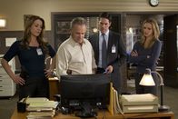 Criminal Minds – Ein Serientäter treibt in Rapid City sein Unwesen. Agent Gretchen Stern (Claudia Christian, l.), Detective Tom Landry (John Posey, 2.v.l.), Hotch (Thomas Gibson, 2.v.r.) und JJ (AJ Cook, r.) versuchen alles, um ihm das Handwerk zu legen ...
