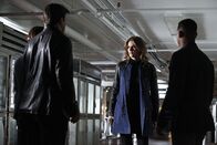 Castle – Eigentlich hat Beckett (Stana Katic, 2.v.r.) gekündigt, doch der neue Fall lässt ihr keine Ruhe. Castle (Nathan Fillion, 2.v.l.), Kevin Ryan (Seamus Dever, l.) und Javier Esposito (Jon Huertas, r.) raten ihr, nicht auf eigene Faust zu ermitteln ...