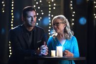 Lucifer – Linda (Rachael Harris, r.) hat einige Probleme mit Lucifers (Tom Ellis, l.) Plan, seine Mutter und seinen Vater um jeden Preis für ihre Taten zahlen zu lassen. Wird sie ihm trotzdem helfen?