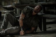 Black Sails – Möchte Billy (Tom Hopper), den ehemaligen Sklaven auf der Underhill-Plantage, ausliefern, um das Bündnis mit den Sklaven zu erneuern: John Silver ...