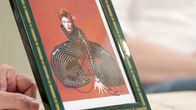 Was schätzen Sie ...? – Signiertes Foto von David Bowie.