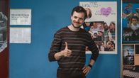 Almania – Frank Stimpel (Phil Laude) hat ehrgeizige Pläne für seine Klasse.