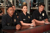 The Rookie – In der morgendlichen Besprechung werden die Rookies Jackson West (Titus Making, l.), Lucy Chen (Melissa O'Neil, M.) und John Nolan (Nathan Fillion, r.) f¸r ihren Dienst eingeteilt.
