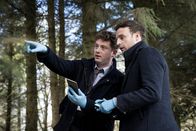 Ellis – DI Archie Dent (Josh Bolt, l.) macht Harper (Andrew Gower, r.) mit den Lokalitäten des neuen Falls vertraut.