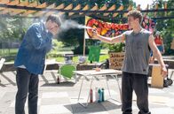 In aller Freundschaft – Cosmo Wolff (Max Bär, li.) bekommt von Mario Grimm (Ben Ole Knobbe) eine Ladung Pfefferspray ins Gesicht. Für Cosmo, der an Mukoviszidose leidet, ist das lebensgefährlich.