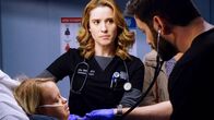Chicago Med – Chicago Med, Aufgeflogen Staffel 4 Folge 12 Meinungsverschiedenheiten: Norma Kuhling als Ava Bekker, Colin Donnell als Dr. Connor Rhodes. Copyright: SRF/NBC Universal