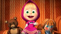Mascha und der Bär – Gespannt freuen sich Mascha und ihre Puppen auf das Spektakel im Fernseher.