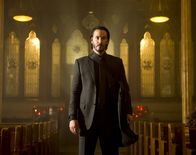 John Wick – Eine kompromisslose Killermaschine auf Rachefeldzug, die sich auch nicht scheut, ihre Gegner in einer Kirche auszumerzen: John Wick (Keanu Reeves) ...