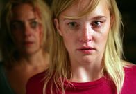Mankells Wallander – Die Chorleiterin Bodil Jensen (Lia Boysen) erpresst ihre Sängerin Lina (Sofia Pekkari).