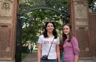 Gilmore Girls – Auf ihrer Reise nach Harvard stellt Rory (Alexis Bledel, r.) ihre Mutter bezüglich der geplatzten Hochzeit zur Rede, woraufhin Lorelais (Lauren Graham, l.) Entschluss bezüglich eines eigenen Hotels weiter Formen annimmt ...