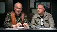 Tatort – L-R: Vaddern (Claus D. Clausnitzer) erklärt Thiel (Axel Prahl) und den Anderen wie es passiert ist.
