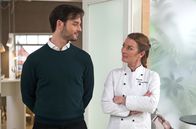 Rote Rosen – Carla (Maria Fuchs, r.) muss beeindruckt hinnehmen, dass Philips (Marc Schöttner, l.) Event ein großer Erfolg war.