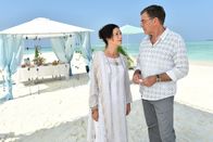 Das Traumschiff – Vor der Andachtsfeier ihres verstorbenen Lebensgefährten erzählt Hanna (Barbara Wussow), Victor (Sascha Hehn) von ihrer Konfrontation mit Bella.