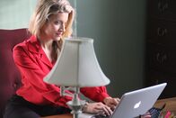 Mörderische Affären – LeAnne Walters chatting on a laptop.