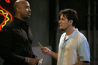 Two and a Half Men – Mit seinen inzwischen vierzig Jahren hat Charlie (Charlie Sheen, l.) Schwierigkeiten, beim Türsteher (Lamont Thompson, r.) vorbeizukommen ...